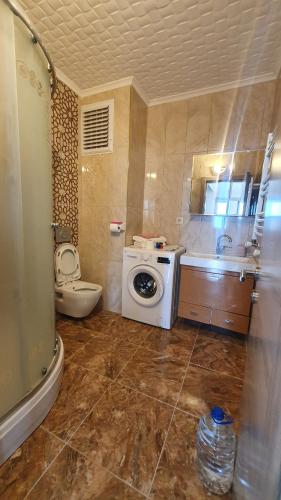 a bathroom with a washing machine and a toilet at İnce Apart Rezidence in Trabzon
