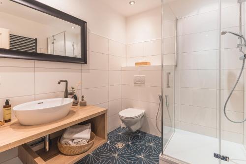 Un baño de Dorfchalets & Apartments - in Kaprun centre including FREE entry Tauern Spa and Summer Card