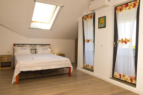 um quarto com uma cama e duas janelas em Vila Siena em Sulina