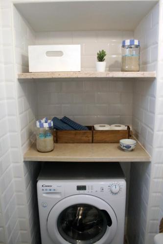 a laundry room with a washer and dryer at Dimora del Pescatore in Manfredonia