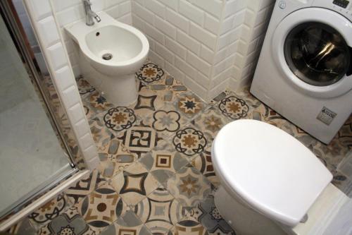 a bathroom with a toilet and a bidet at Dimora del Pescatore in Manfredonia