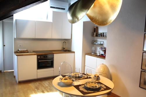 uma cozinha com uma mesa com pratos em Romantik, charming house em Trieste