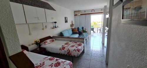 een slaapkamer met 2 bedden en een woonkamer bij Ap260, Club Atlantis, Costa Adeje (Tenerife), Spain in Adeje