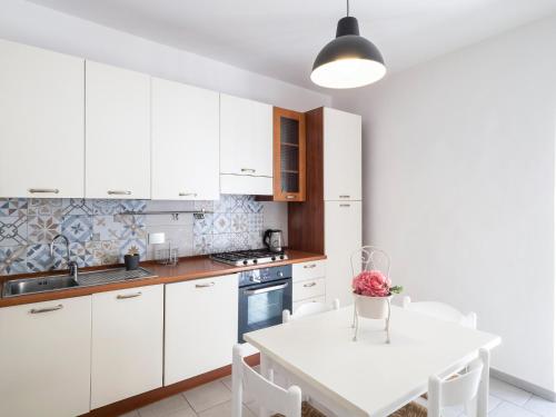 Кухня или мини-кухня в Luminoso Appartamento sul Lago - Lake Court
