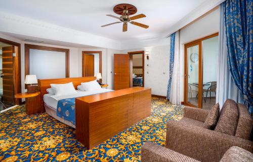 a hotel room with a bed and two chairs at Bera Alanya Hotel - Halal All Inclusive in Konaklı