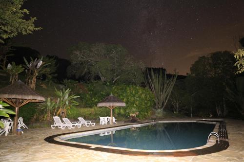 a swimming pool at night with stars in the sky at Auberge Suisse Pousada in Nova Friburgo