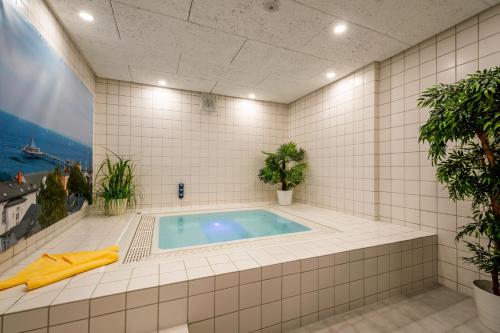 Bazén v ubytování Hotel Wald und See nebo v jeho okolí