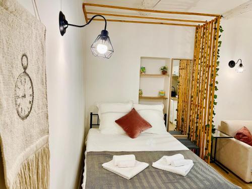 尼斯Cosy modern studio in the heart of Nice with AC的一间卧室，床上有两条毛巾