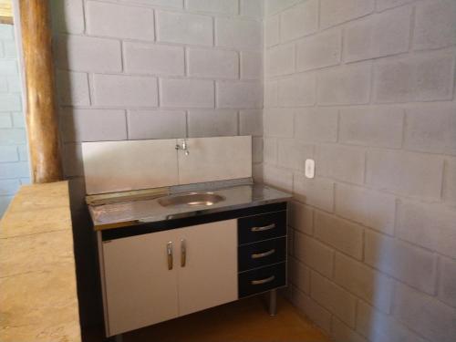 a bathroom with a sink and a counter at Sitio Pousada Morada do Sol in Cunha