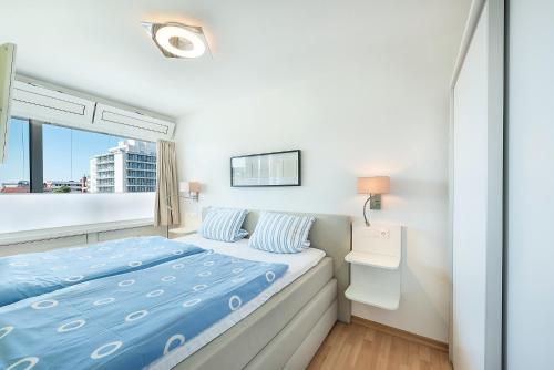 1 dormitorio con cama y ventana en Nordseeblick Nordseeblick 111, en Norderney