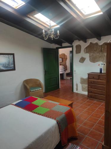 um quarto com uma cama com um cobertor colorido em Villa los gavilanes em Santa Cruz de Tenerife