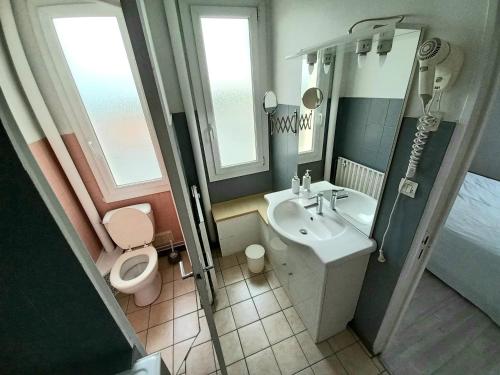 łazienka z toaletą i umywalką w obiekcie La Zen - Mauzac w mieście Limoux