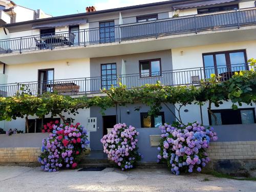 budynek z kwiatami na boku w obiekcie Ferienhaus Magdalena w Fažanie