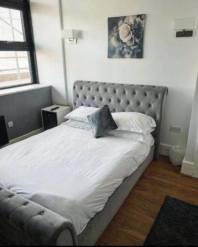 Ένα ή περισσότερα κρεβάτια σε δωμάτιο στο CITY CENTRE ONE BED APT W/FREE WIFI/NETFLIX