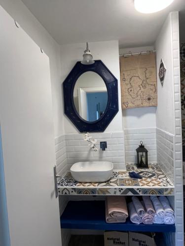 ein Badezimmer mit Waschbecken und Spiegel in der Unterkunft Casa Batty in Sori