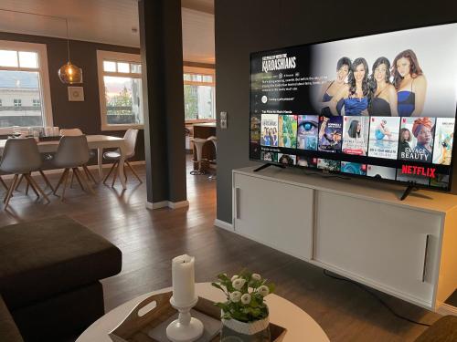 uma sala de estar com uma grande televisão de ecrã plano em Lovely Penthouse downtown with 3 bedrooms em Akureyri