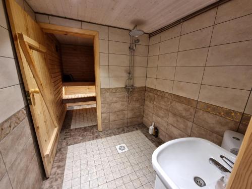 uma casa de banho com uma banheira, um lavatório e um WC. em Soonlepa häärber em Soonlepa
