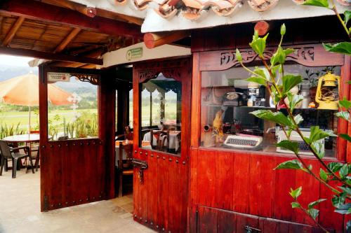 un restaurante de madera con una barra frente a él en Hotel Cabañas San Cayetano en Paipa