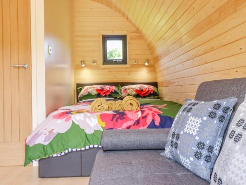 ドルゲラウにあるBriallenの木製の部屋にベッド1台が備わるベッドルーム1室があります。