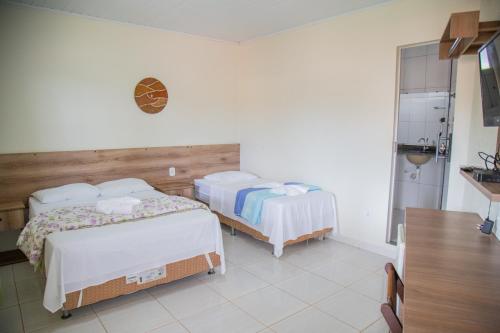 a room with two beds in a room at Pousada dos Guias in Alto Paraíso de Goiás
