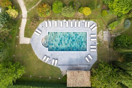 une vue aérienne d'une piscine dans un parc dans l'établissement Hôtel & SPA Ventoux Provence 