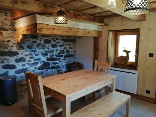 une salle à manger avec une table et des chaises en bois dans l'établissement Chalet la corne du chamois, à Sixt-Fer-à-Cheval