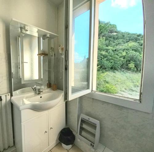 La salle de bains est pourvue d'un lavabo et d'une fenêtre. dans l'établissement La Limouxine - Mauzac, à Limoux