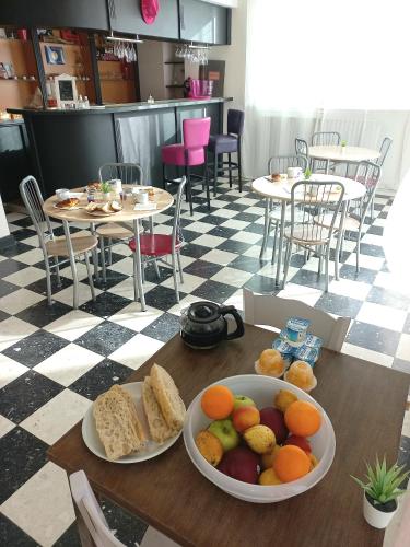 - une table avec des assiettes de pain et des fruits dans l'établissement La Limouxine - Mauzac, à Limoux