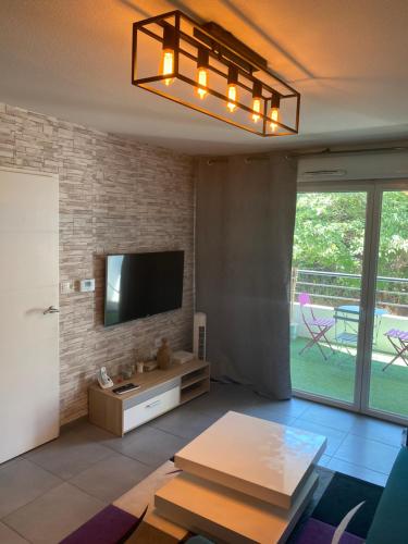 TV a/nebo společenská místnost v ubytování Appartement design Gardanne