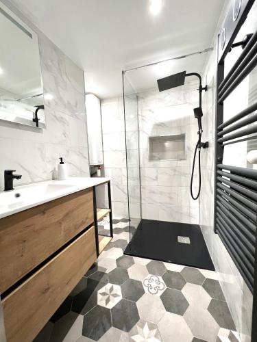 une salle de bain avec douche et lavabo dans l'établissement Studio au cœur de la Venise provençale, à Martigues