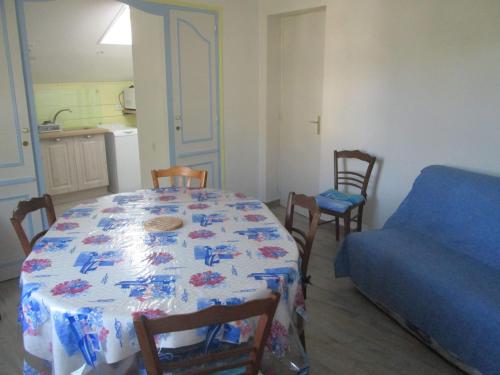 Cette chambre comprend une table, un lit et une cuisine. dans l'établissement Hope's Land - gîte, à Onesse-et-Laharie