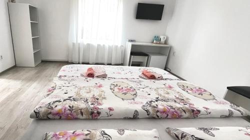 een slaapkamer met 2 bedden in een kamer bij Apartament linistit / Cozy apartment in Câmpulung Moldovenesc