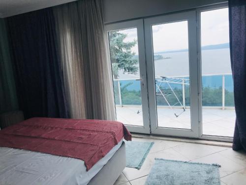 En eller flere senge i et værelse på WHİTE ROSE VİLLA Jakuzili ve Isıtma Havuzlu