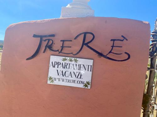 a sign on the side of a wall with graffiti at Stazzo La Foci soluzioni vista Mare in Aglientu