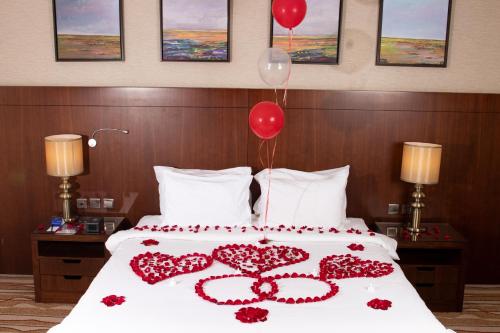 Ένα ή περισσότερα κρεβάτια σε δωμάτιο στο Radisson Blu Hotel, Buraidah