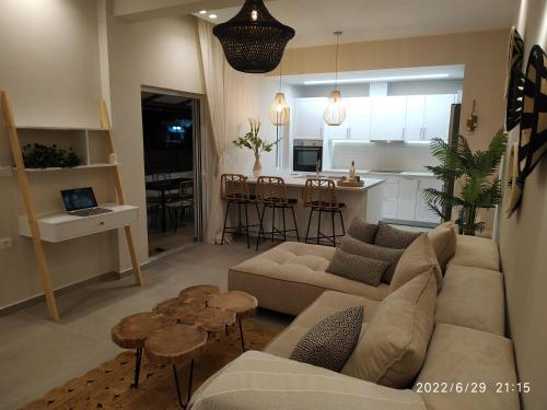 een woonkamer met een bank en een keuken bij Christina Kos Boutique Apartments in Kos-stad