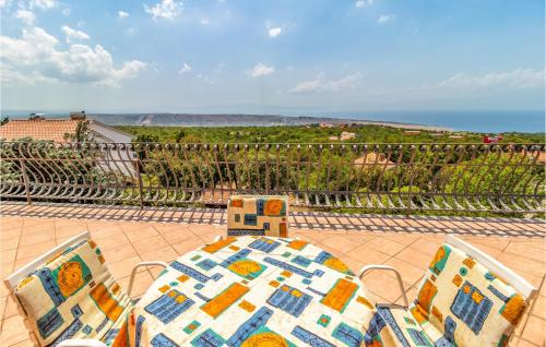 Cozy Apartment In Smrika With Wifi