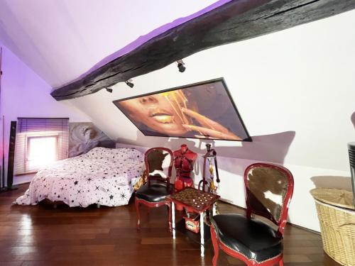 Телевизор и/или развлекательный центр в Chambre & Lounge Privé Jacuzzi
