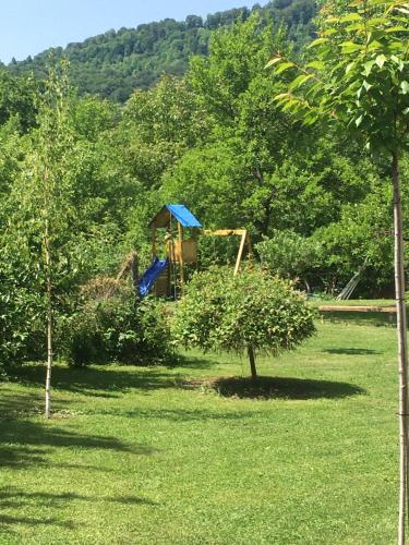 un parque infantil en medio de un campo con árboles en Guest House Rest, en Cherni Osŭm