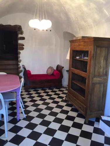 Cette chambre dispose d'un canapé et d'un sol en damier. dans l'établissement Casa Divota au cœur d’un village paisible, à Santa-Reparata-di-Balagna