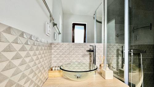een badkamer met een glazen wastafel in een douche bij Apartament linistit / Cozy apartment in Câmpulung Moldovenesc