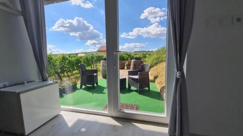 Un balcón o terraza en Lugas Apartman