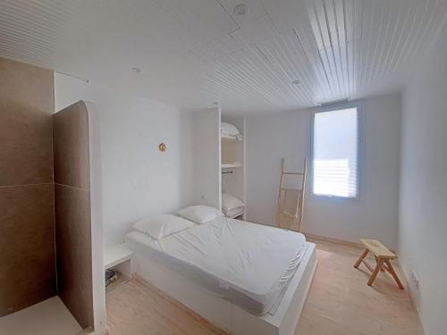 Ένα ή περισσότερα κρεβάτια σε δωμάτιο στο réf LS73 : Maison de Village 9 pers Rue Espelly