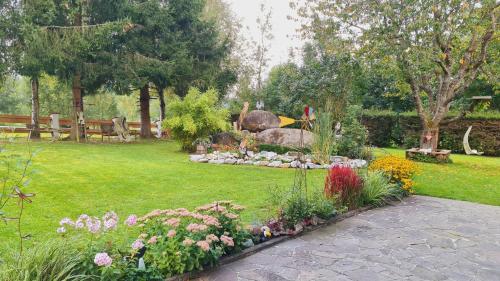 een tuin met een bos bloemen in het gras bij Ferienwohnung Landhausliebe in Zwiesel