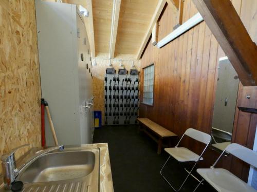 - une salle de dégustation de vins avec un évier et un banc dans l'établissement Chalet Crocus Studio, à Huez