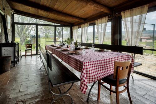 una mesa con un mantel a cuadros rojo y blanco en Agriturismo Bio Le Macchie Alte, en Manciano