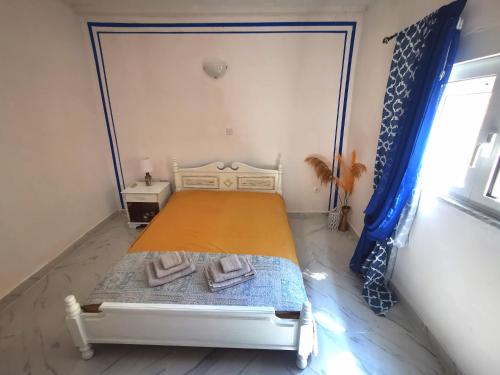 アルハンゲロスにあるStegna Blue Shellのベッドルーム1室(ベッド1台、タオル2枚付)