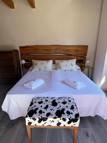a large bed with two pillows on top of it at El Hotel & SPA de Verdiago in Verdiago