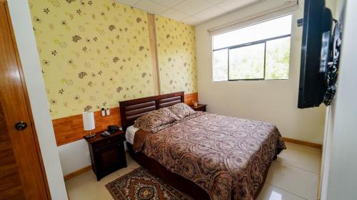 - une petite chambre avec un lit et une fenêtre dans l'établissement Hotel La Coruña, à Piura