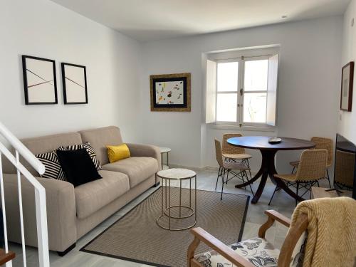 a living room with a couch and a table at el 2 de Flamenco Ático 3ºB in Cádiz
